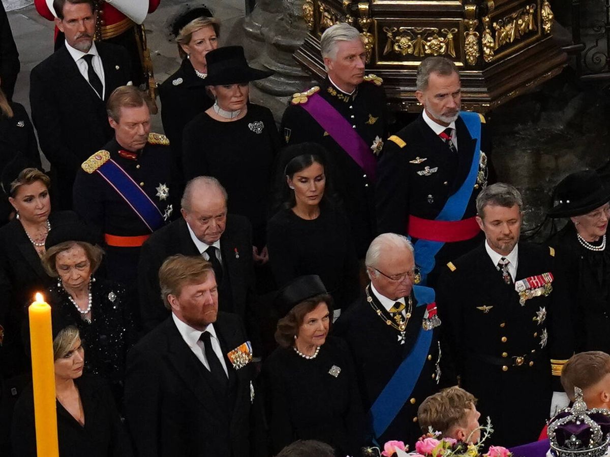 Foto: Los Reyes, sentados junto a los eméritos en el funeral de Isabel II. (Gtres)