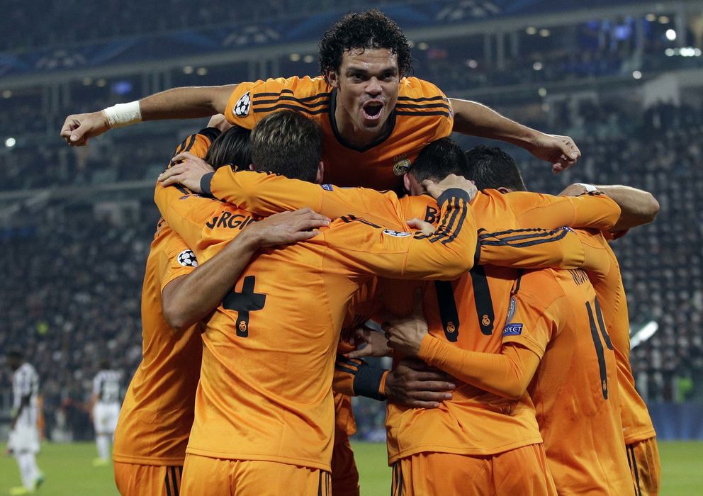 Foto: Pepe celebra un gol junto a varios de sus compañeros (EFE)