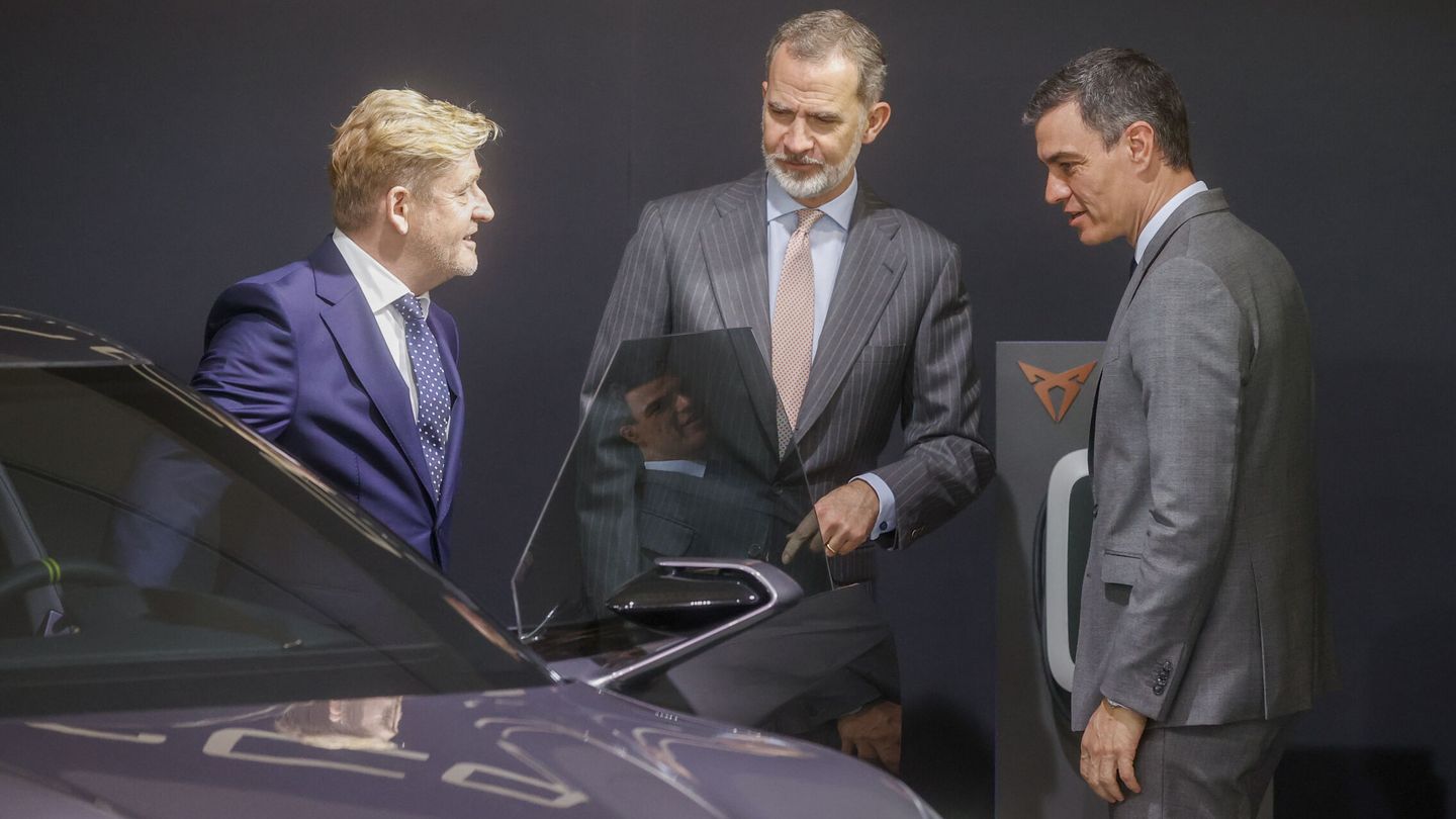 Felipe VI, Pedro Sánchez y el presidente de SEAT, Wayne Griffiths (i). (EFE/Kai Forsterling)