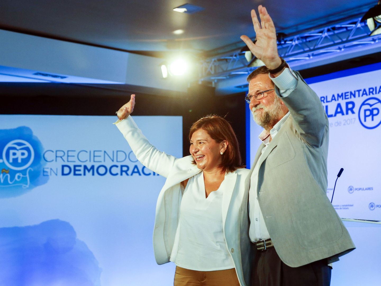 Isabel Bonig, con Rajoy, en la interparlamentaria del PP celebrada en Valencia. (EFE)