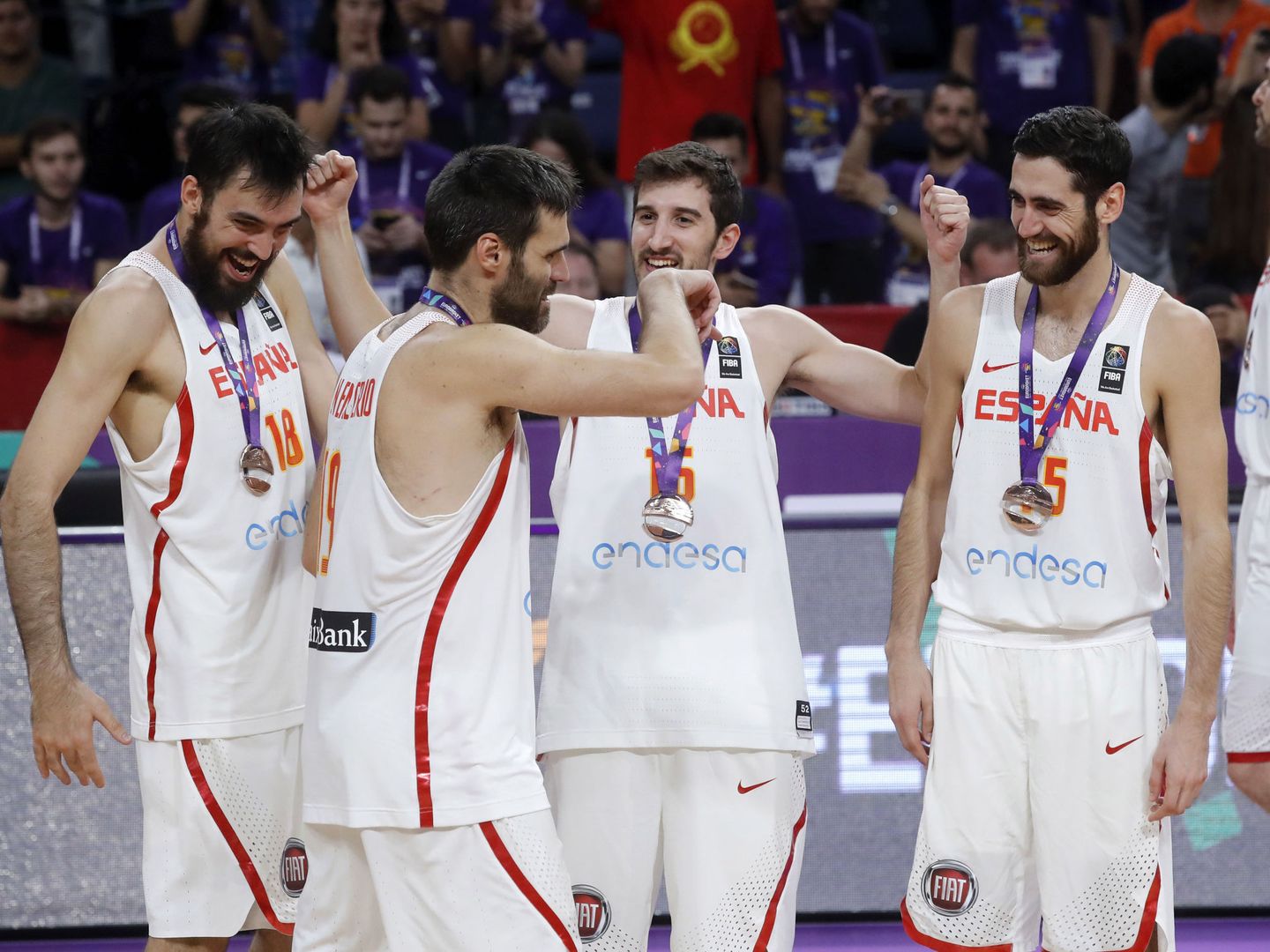 Oriola, Vives, Sastre y San Emeterio (delante) con la medalla de bronce en el EuroBasket. (EFE)