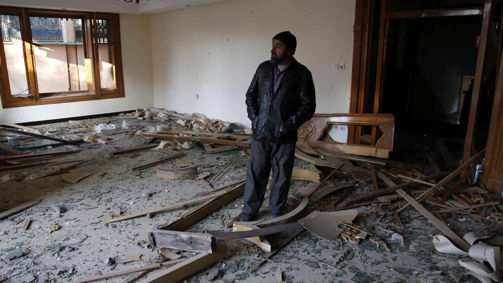 Foto: Un hombre supervisa los destrozos del ataque en el interior de la casa de huéspedes. (EFE)