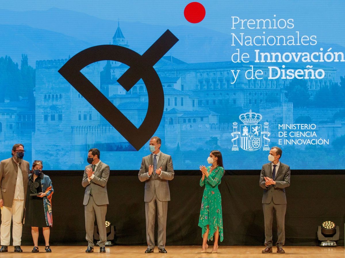 Foto: Los Reyes de España junto al presidente andaluz, Juanma Moreno (3i) y el ministro de Ciencia, Pedro Duque (d), en la entrega la semana pasada de los Premios Nacionales de Innovación y de Diseño. (EFE)