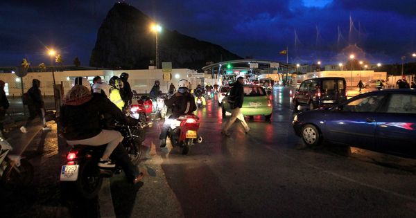 Foto: Españoles cruzan la frontera con Gibraltar para ir a sus trabajos. (EFE)