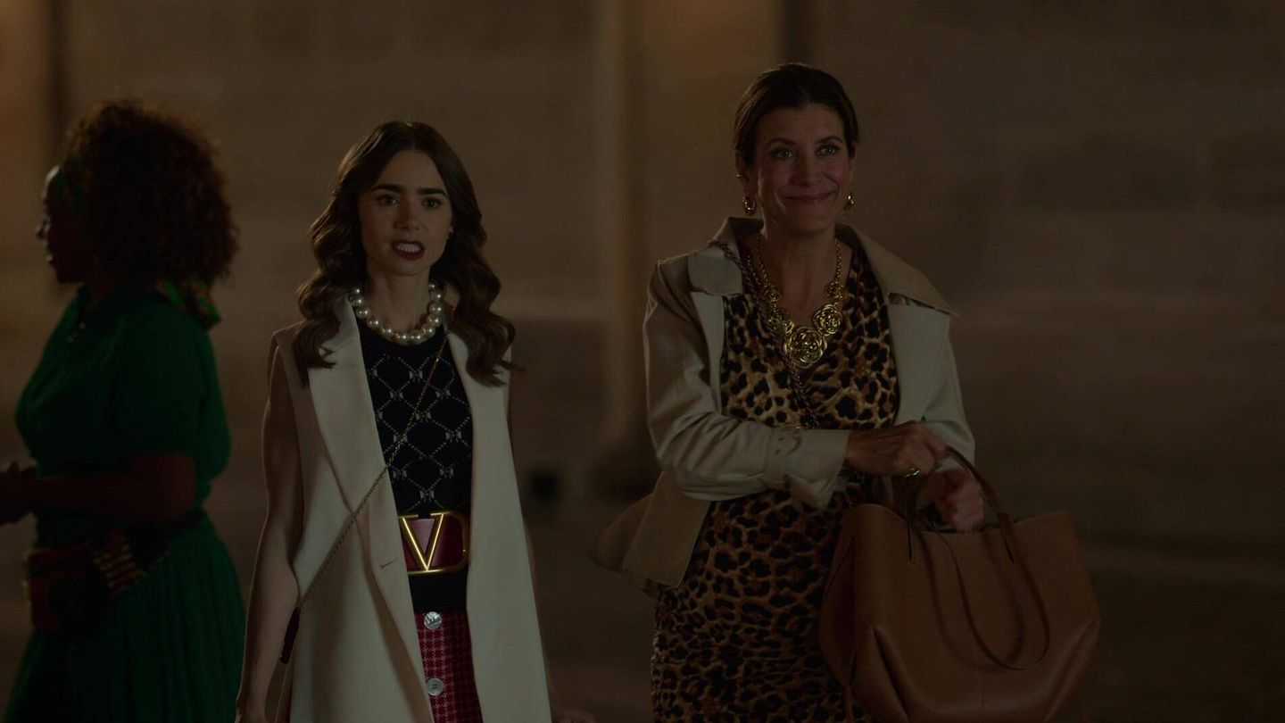 Emily luce un chaleco de Zara. (Netflix)