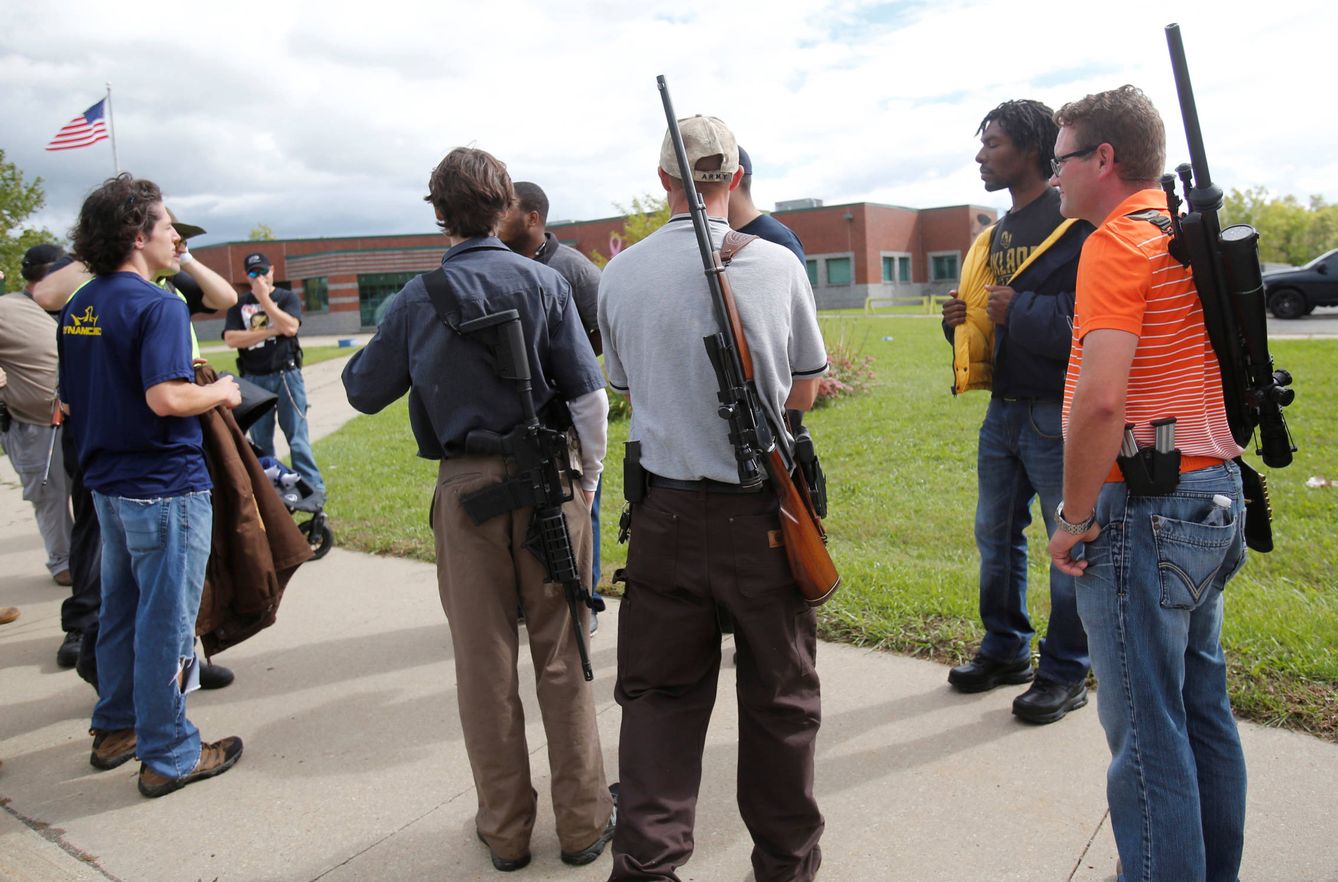 Activistas a favor del derecho a portar armas se manifiestan en Detroit. (Reuters)