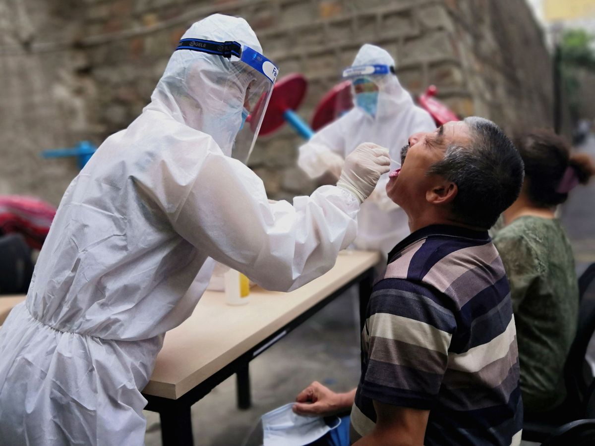Foto: Test de coronavirus en Urumqi, en la provincia china de Xinjiang (Reuters)