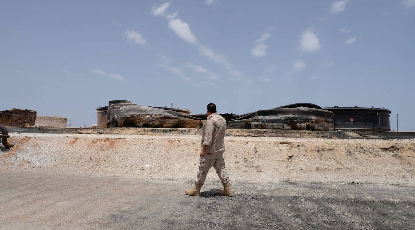 Un soldado libio camina junto a una explotación petrolífera dañada en Ras Lanuf, Libia. (Reuters)