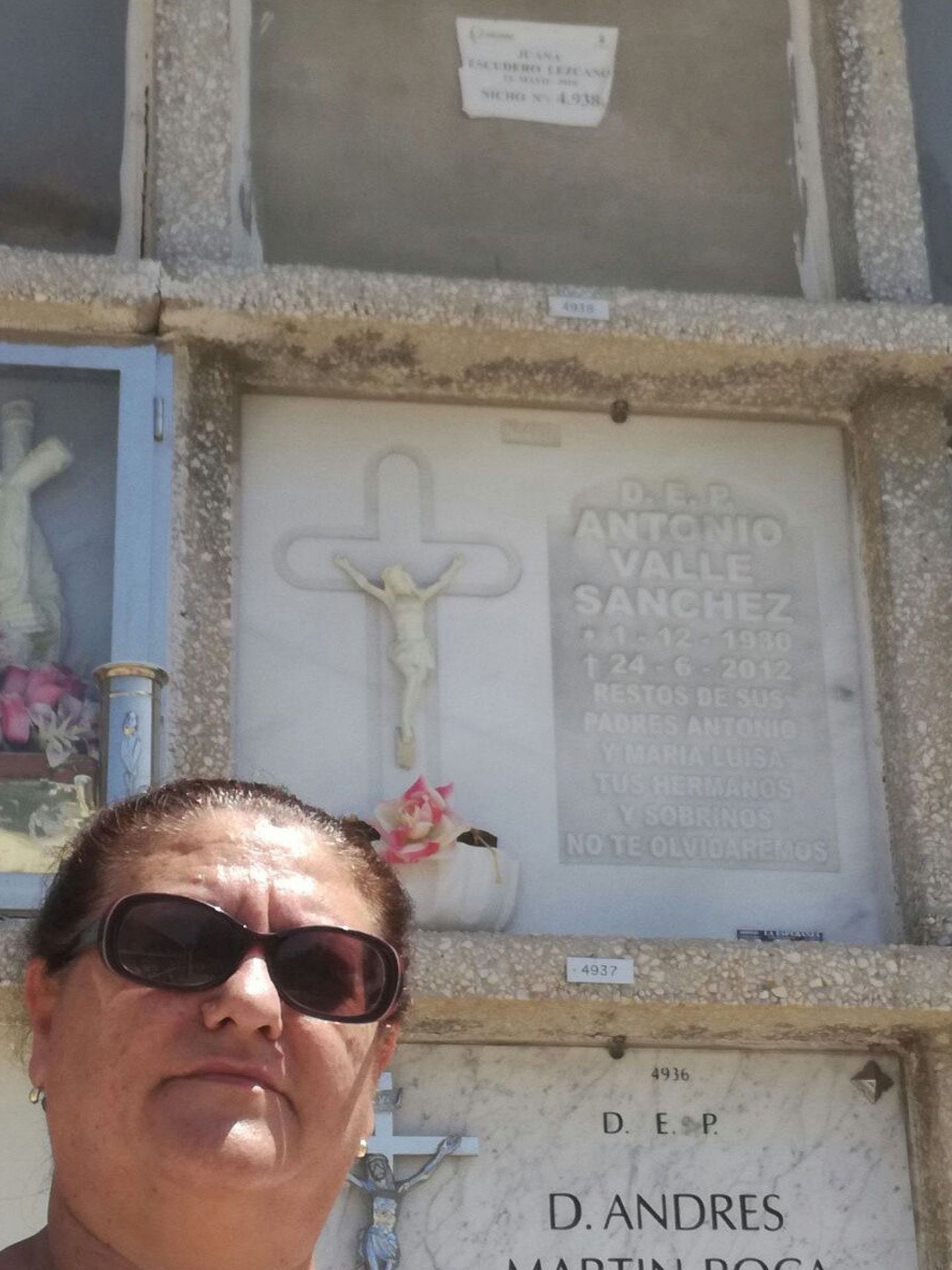 Fotografía cedida por Juana Escudero Lezcano en el cementerio Parcemasa San Gabriel de Málaga. (EFE)