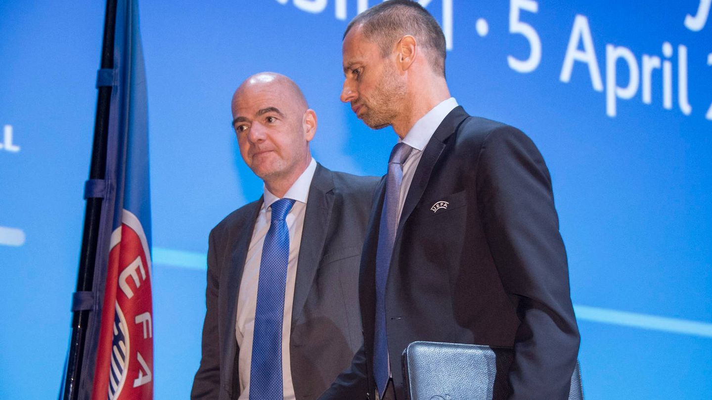 Gianni Infantino, presidente de la FIFA, dialoga con Aleksander Ceferin, presidente de la UEFA. (EFE)