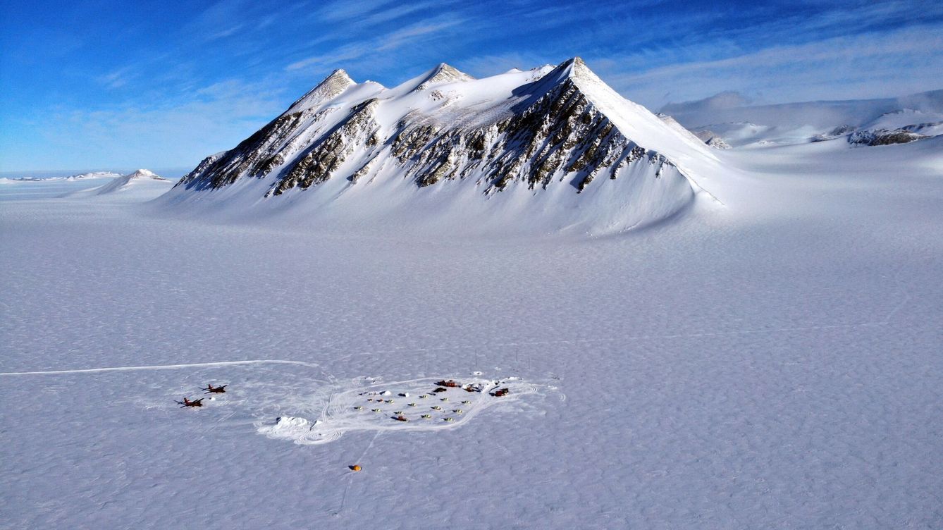 Foto: Un campamento científico en la Antártida, visto desde lejos. (EFE)