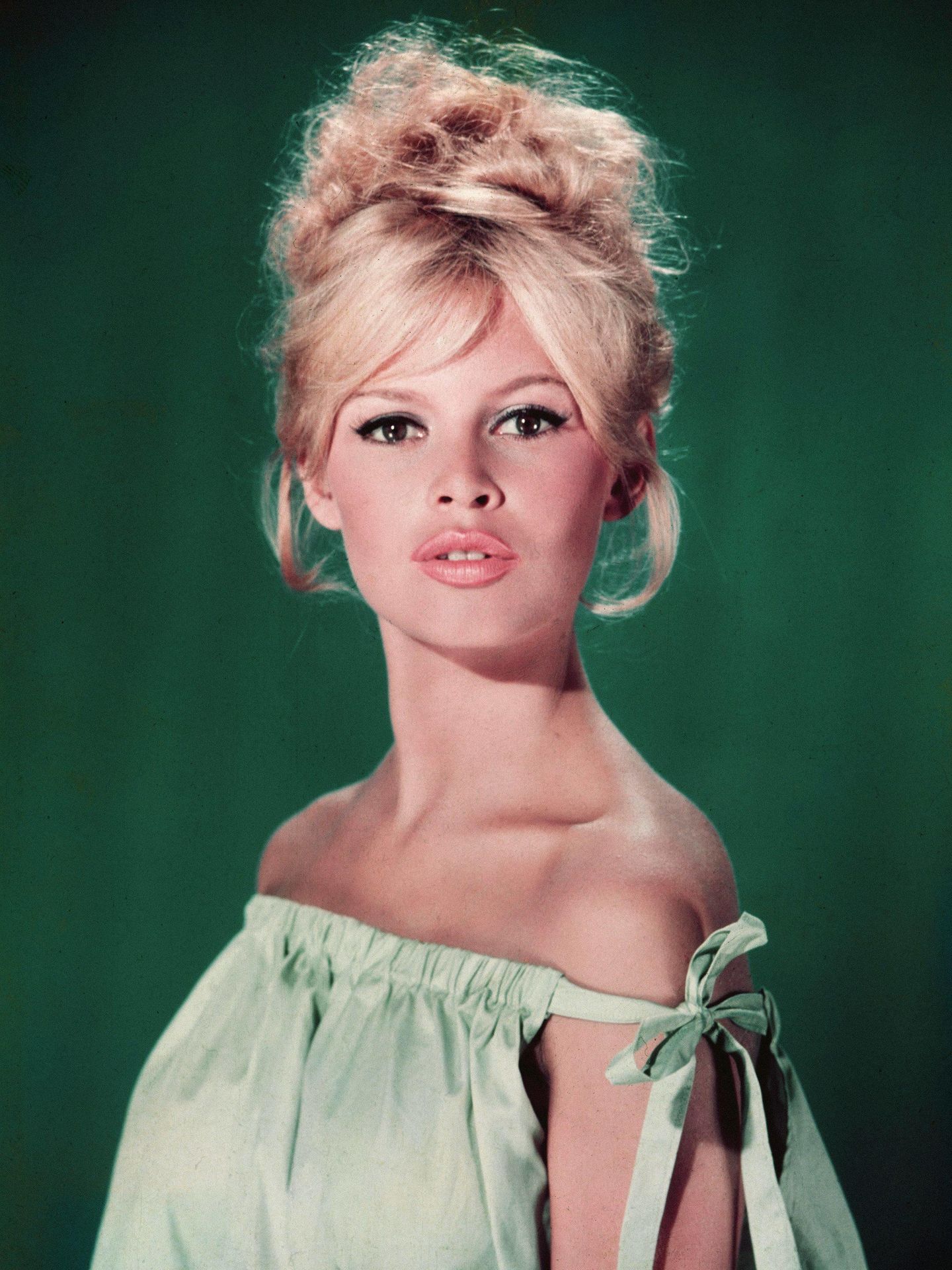 Brigitte Bardot con el escote que lleva su apellido. (Cordon Press)