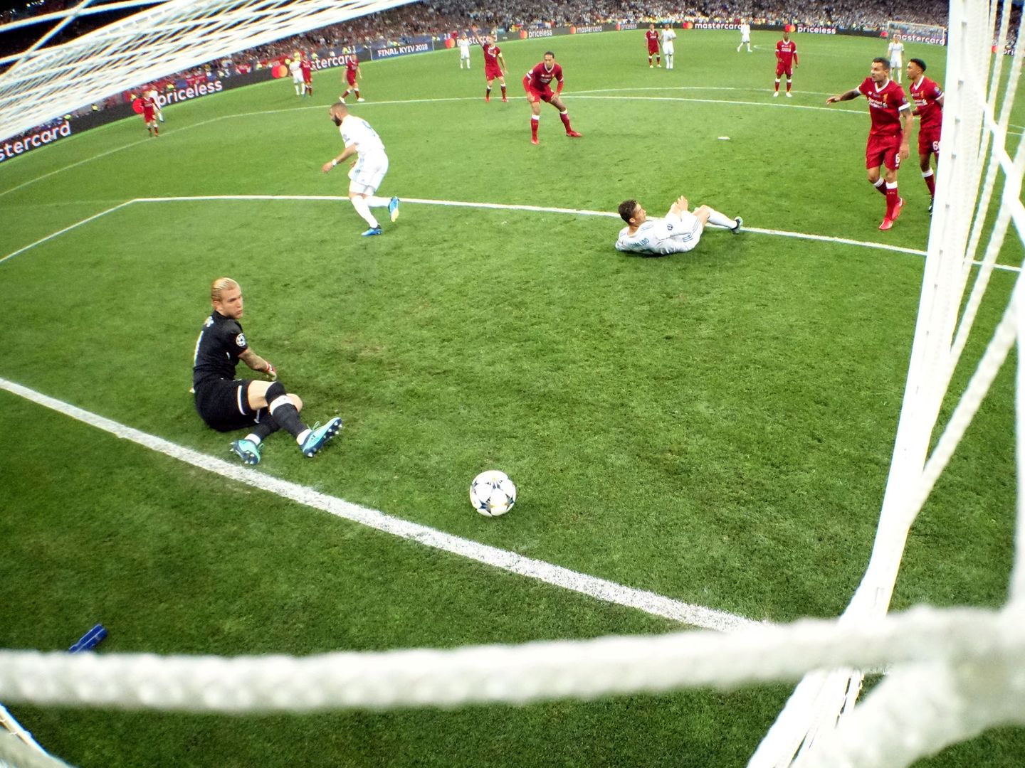El gol de Benzema que fue anulado por fuera de juego. (Reuters)
