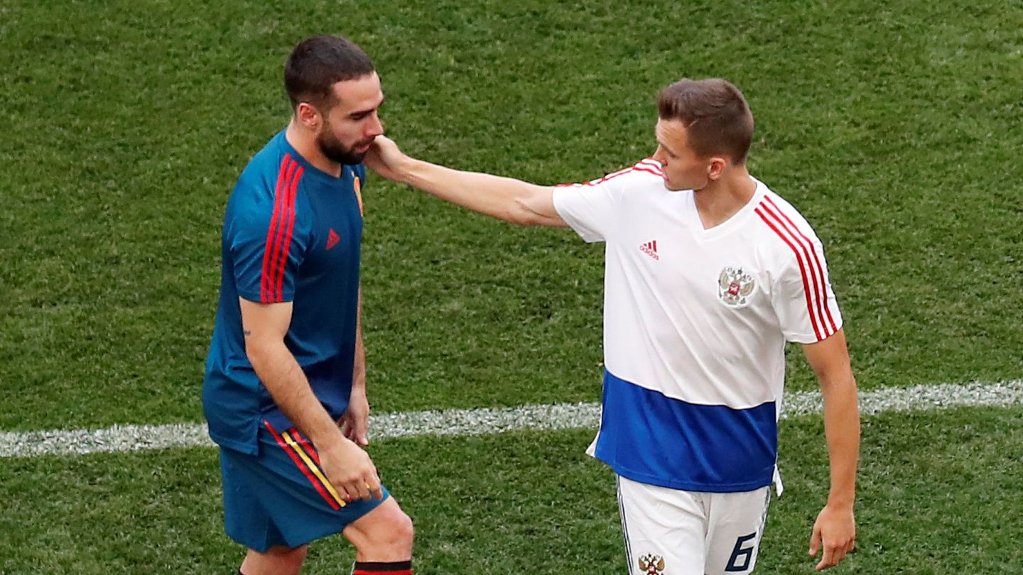 El saludo entre Carvajal y Cheryshev, excompañeros en el Real Madrid. (Reuters)