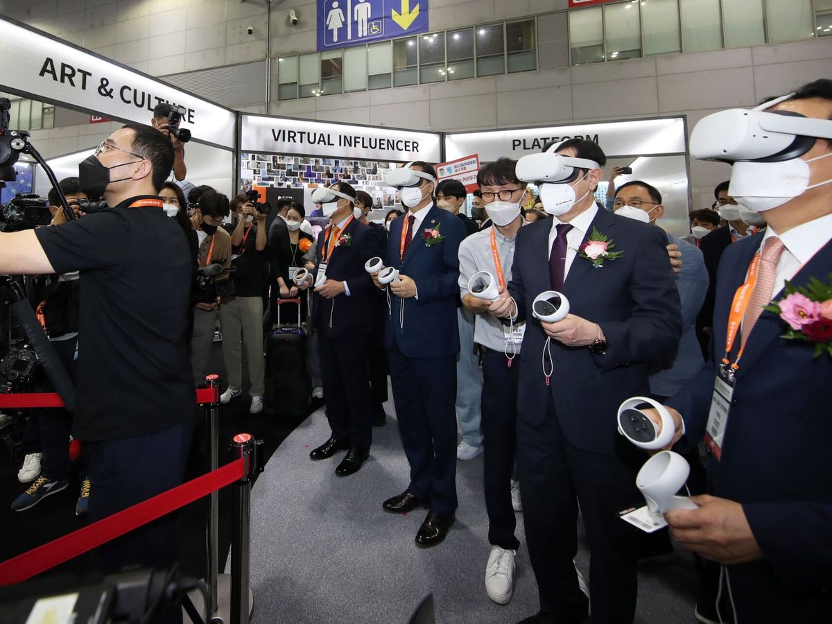 Foto: Los visitantes de la feria 'Metaverso, más allá de los contenidos' en Gwangju (Corea del Sur) prueban unas gafas de realidad virtual. (EFE / EPA YONHAP)