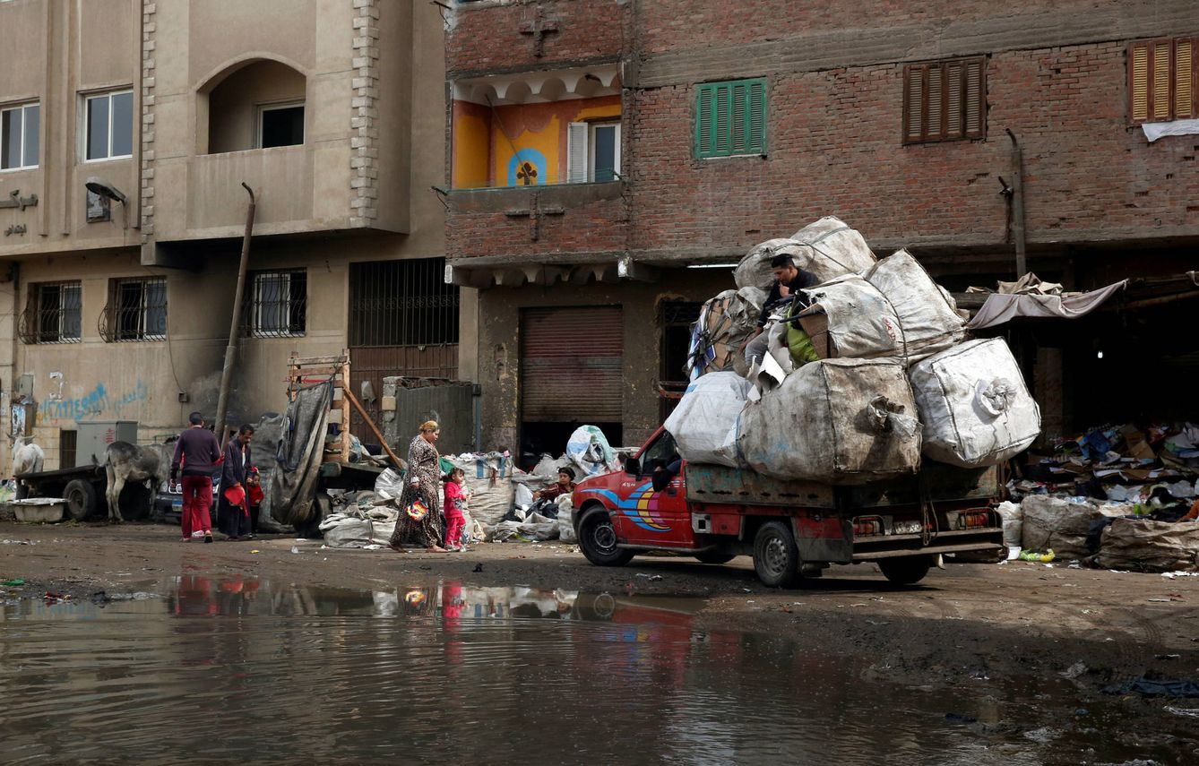 Unos 'zabaleen' recogen basura en una barriada de El Cairo. (Reuters)