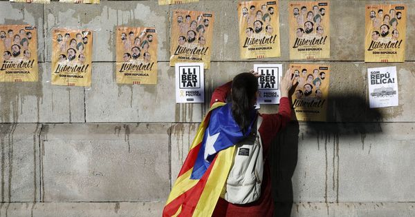 Foto: Pegada de carteles en Cataluña