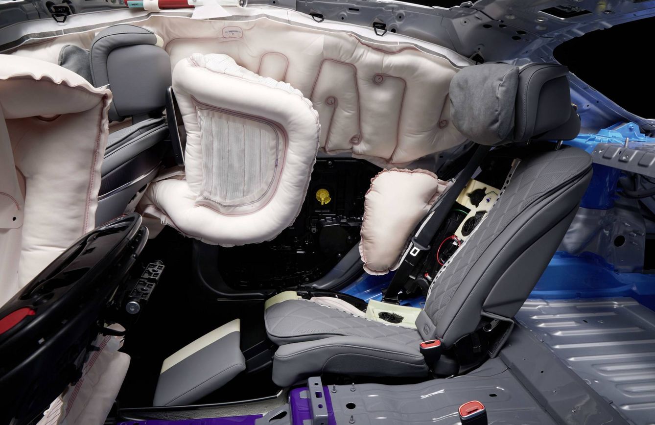 El airbag trasero central desplegado en una prueba de choque del nuevo Mercedes Clase S.  