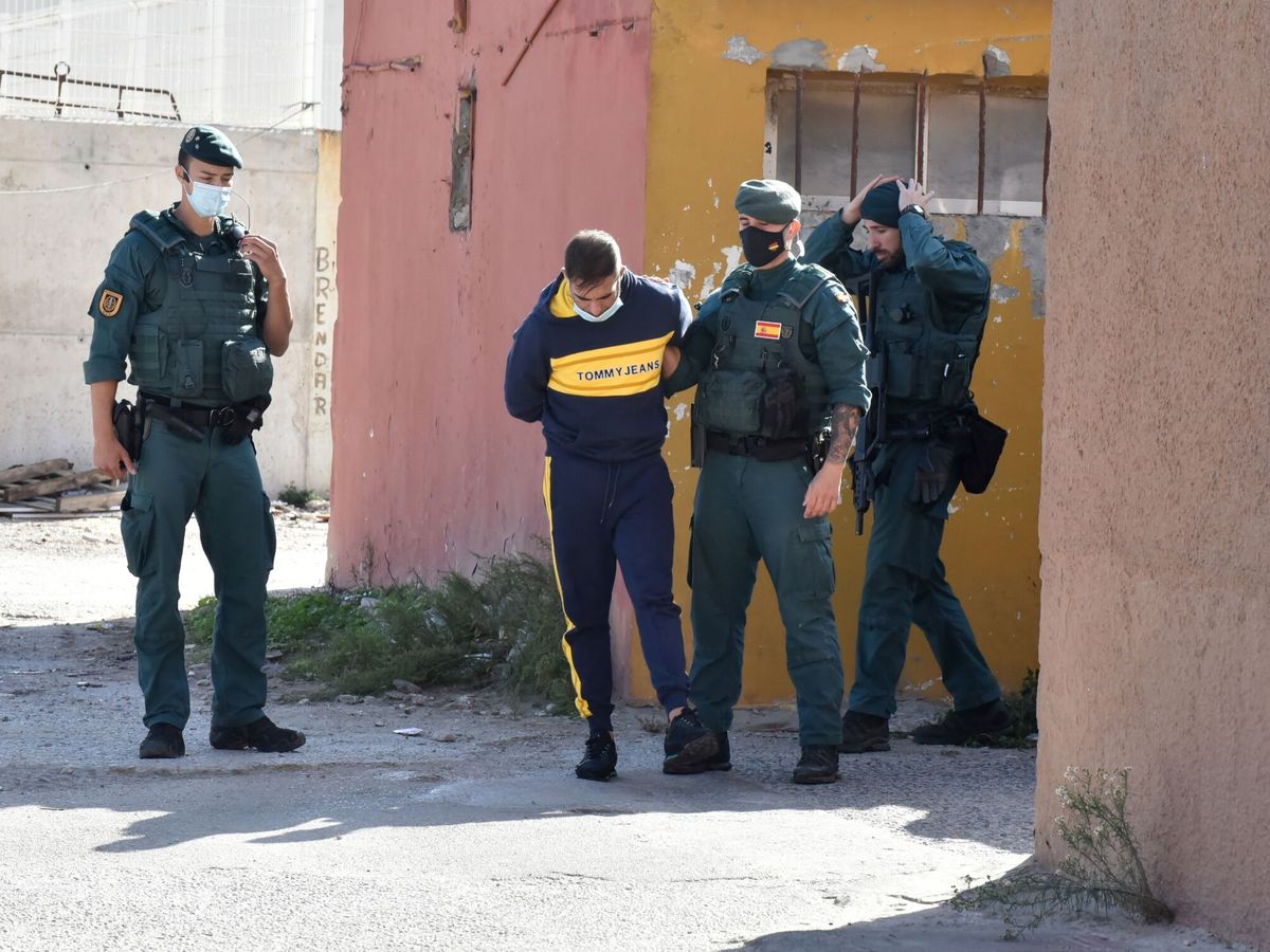 Foto: Foto de archivo de una operación de la Guardia Civil en la Línea (Cádiz). (EFE)