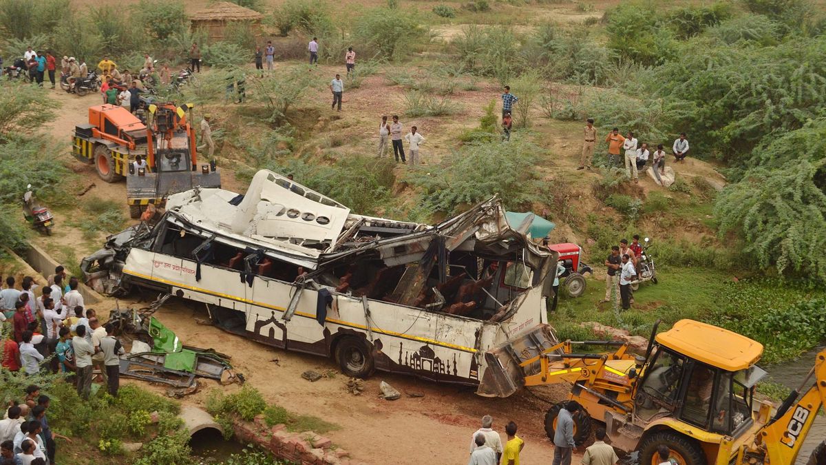 Al menos 29 muertos y 23 heridos al caer un autobús en un canal en la India