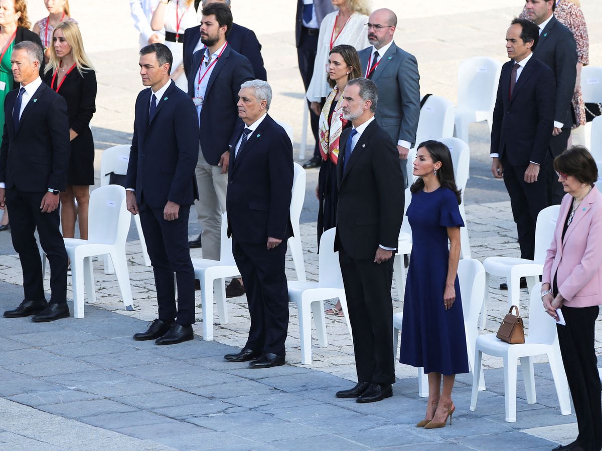 Foto: Felipe VI y Letizia, presiden el homenaje. (Reuters/Isabel Infantes)
