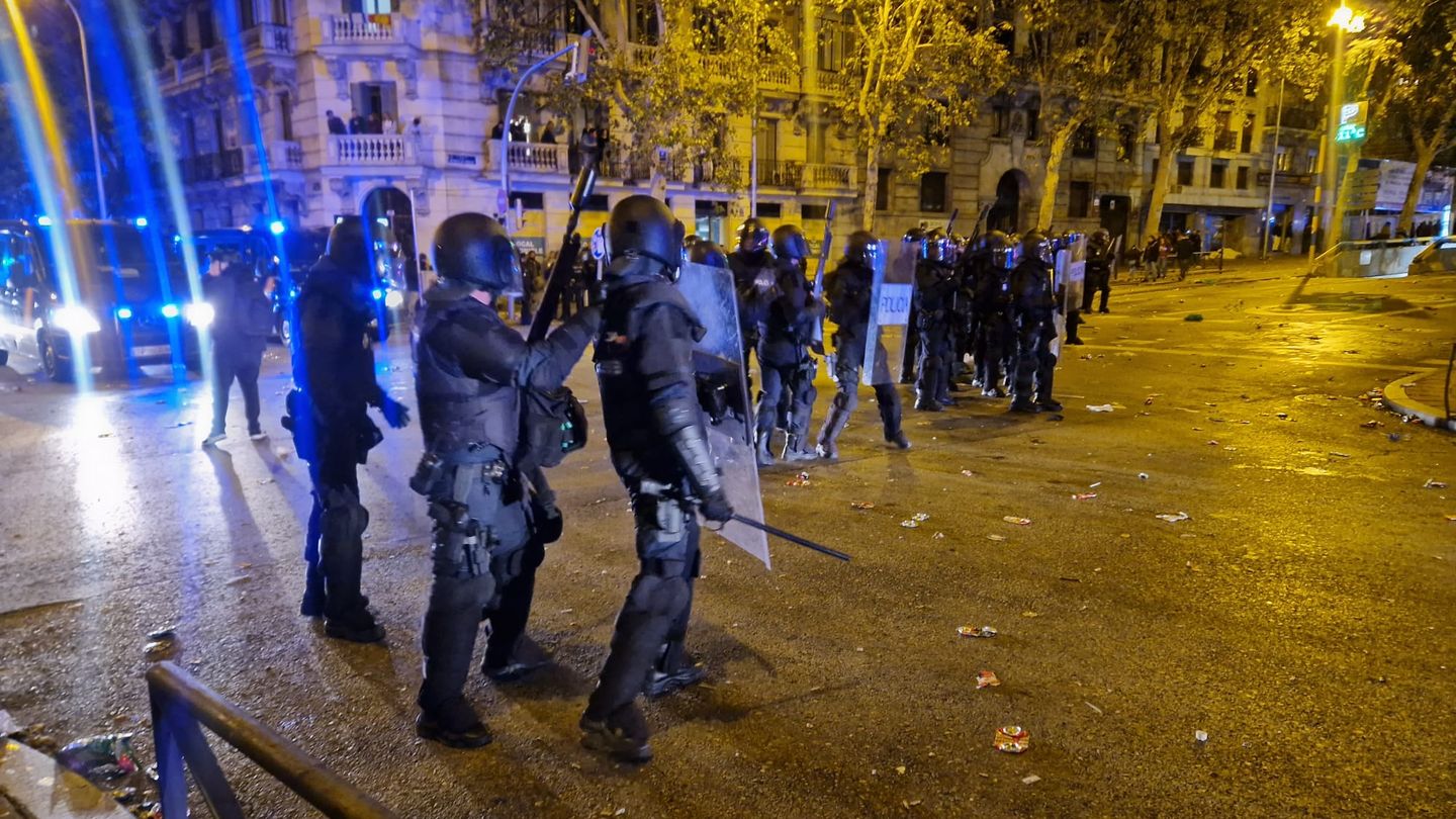La Policía abandona el perímetro de seguridad para cargar contra los radicales. (Foto: A. Farnós).