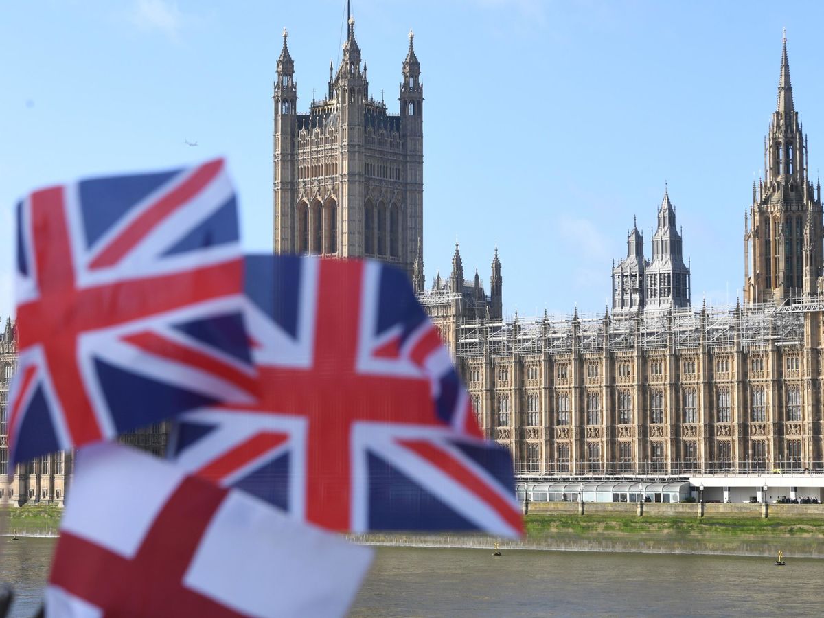 Foto: Banderas del reino Unido ondean frente al Parlamento. (Efe)