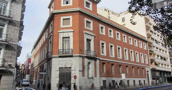 Foto: Fachada del edificio situado en el paseo del Prado número 30.