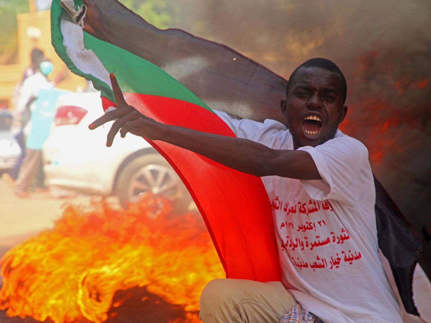 Un manifestante con la bandera sudanesa durante las protestas para defender el gobierno civil en Sudán. (Reuters)