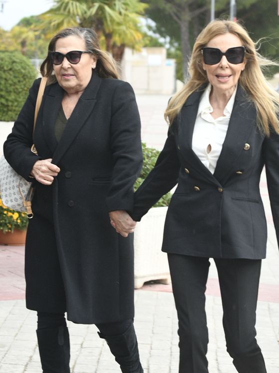 Ana Obregón y su hermana Celia, en el tanatorio de Fernández Tapias. (Europa Press/José Oliva)