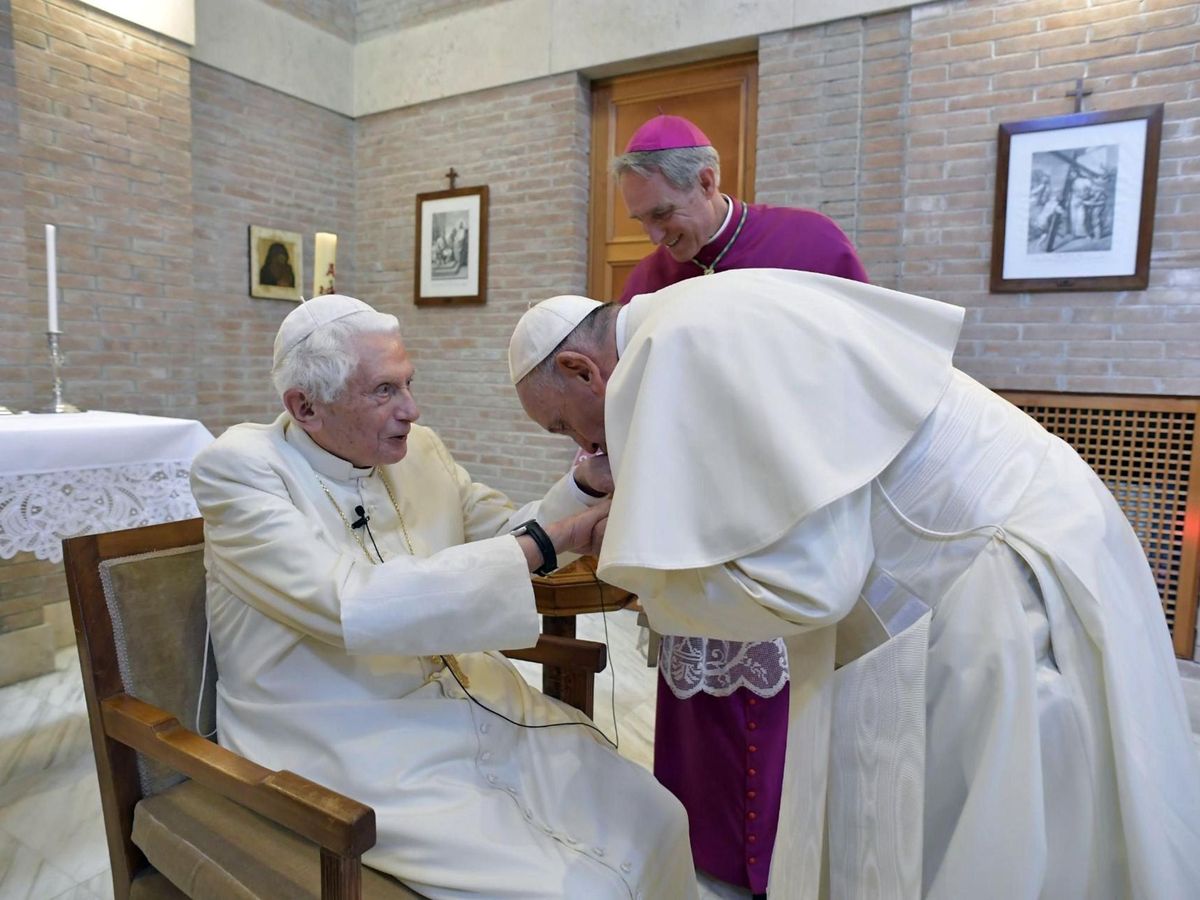 Foto: Fotografía cedida por la cadena televisiva Vatican Media que muestra al papa Emérito Benedicto XVI mientras saluda al papa Francisco en El Vaticano, el pasado junio de 2018. (EFE) 