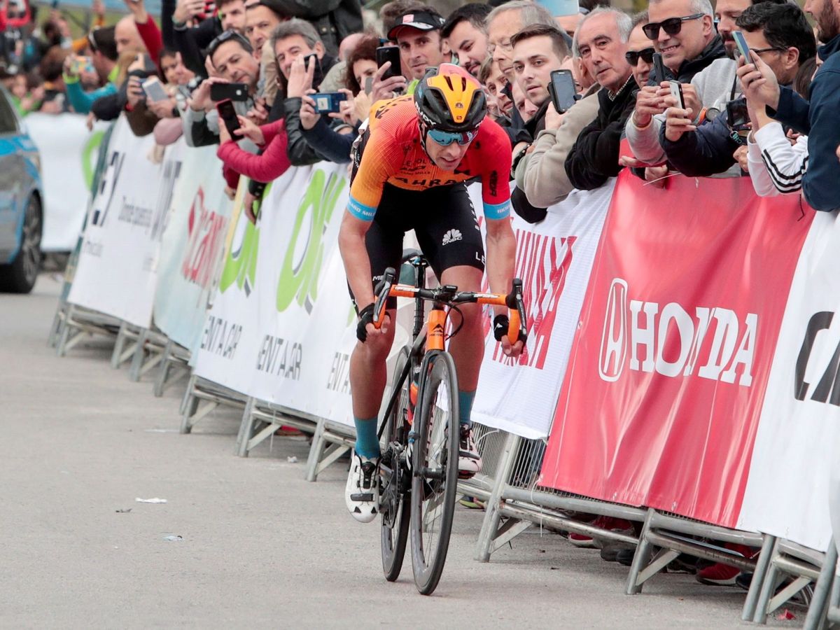 Foto: Mikel Landa, afronta los últimos metros de la primera etapa de la Vuelta a Andalucía. (EFE)