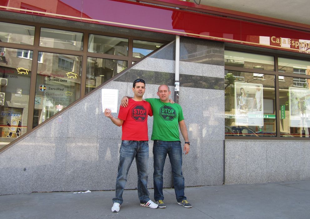 Foto: Pablo Fernández (izquierda), el día que entregó la documentación al banco.