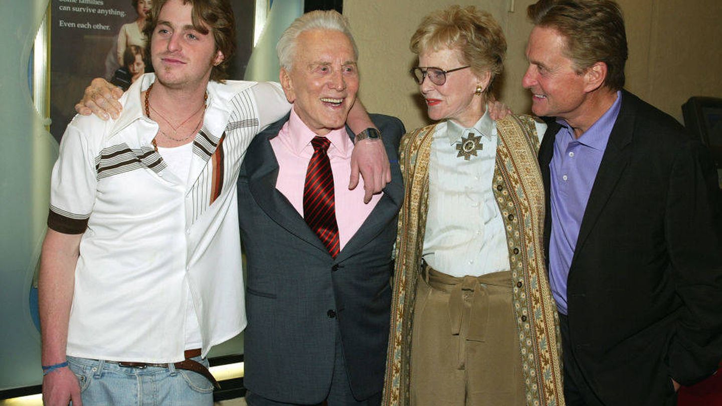 Kirk Douglas, con su exmujer, Diana, su hijo Michael y su nieto, Cameron. (Getty)