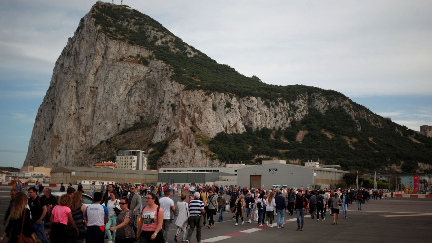 Colas de gente frente al Peñón de Gibraltar. (EFE)