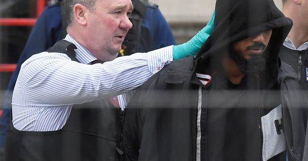 Foto: El detenido en Whitehall, custodiado por la policía. (Reuters)