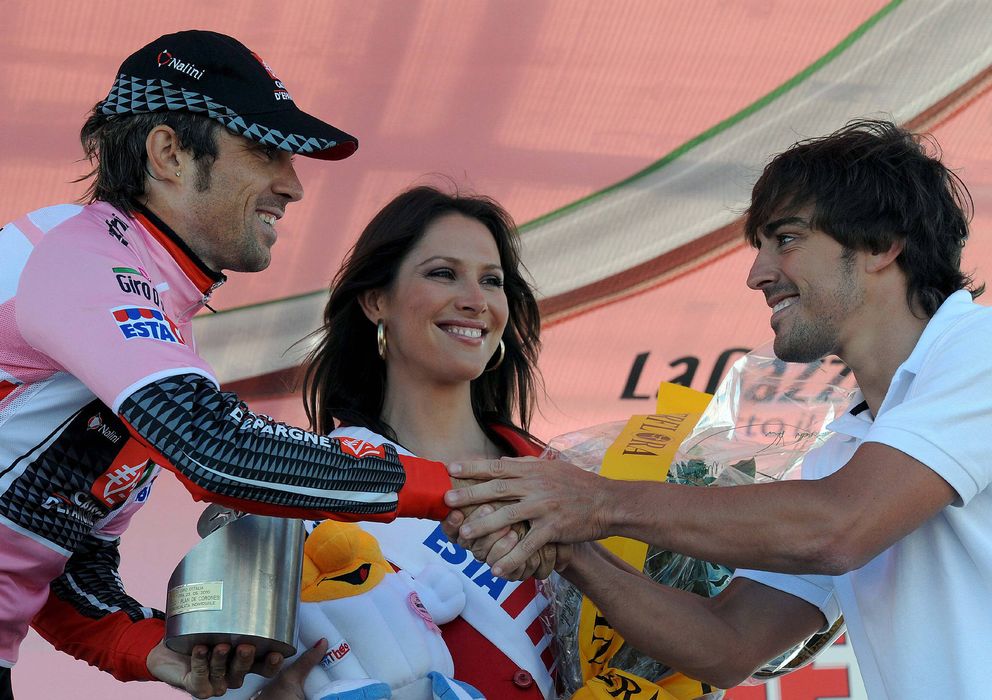 Foto: Fernando Alonso, en el Giro de 2010, con David Arroyo.