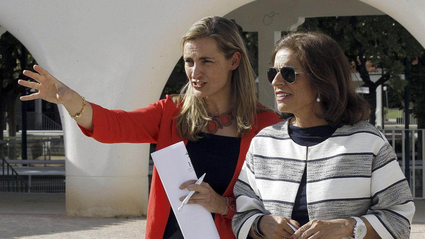 Faina Zurita, durante su mandato al frente del hipódromo, con la entonces alcaldesa Ana Botella. (EFE)