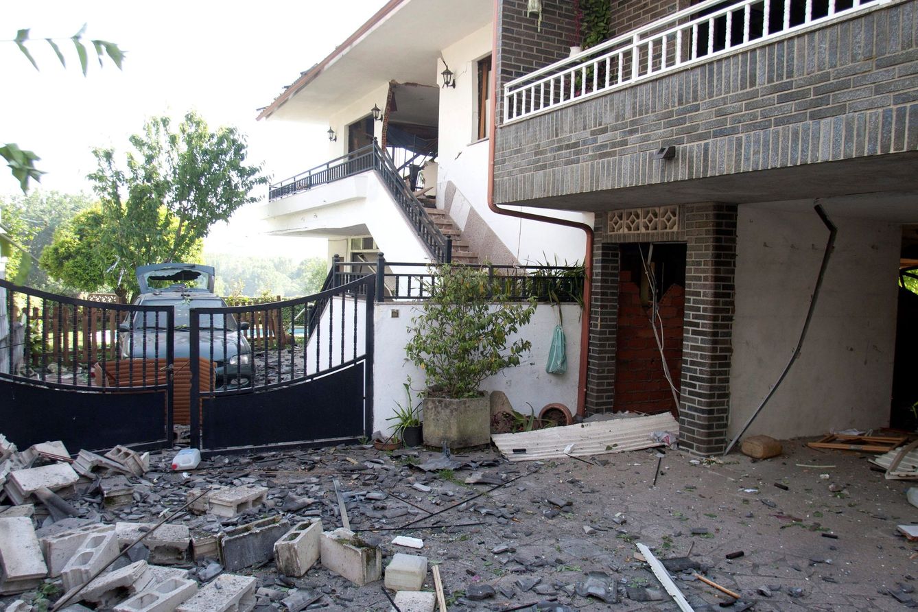 Varias casas dañadas debido a la explosión. (EFE)