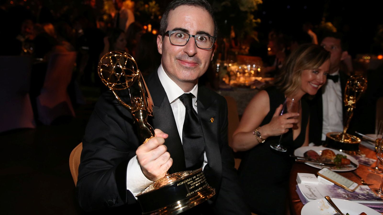 Foto: El presentador John Oliver, recibiendo un Emmy. (Lucy Nicholson / Reuters)
