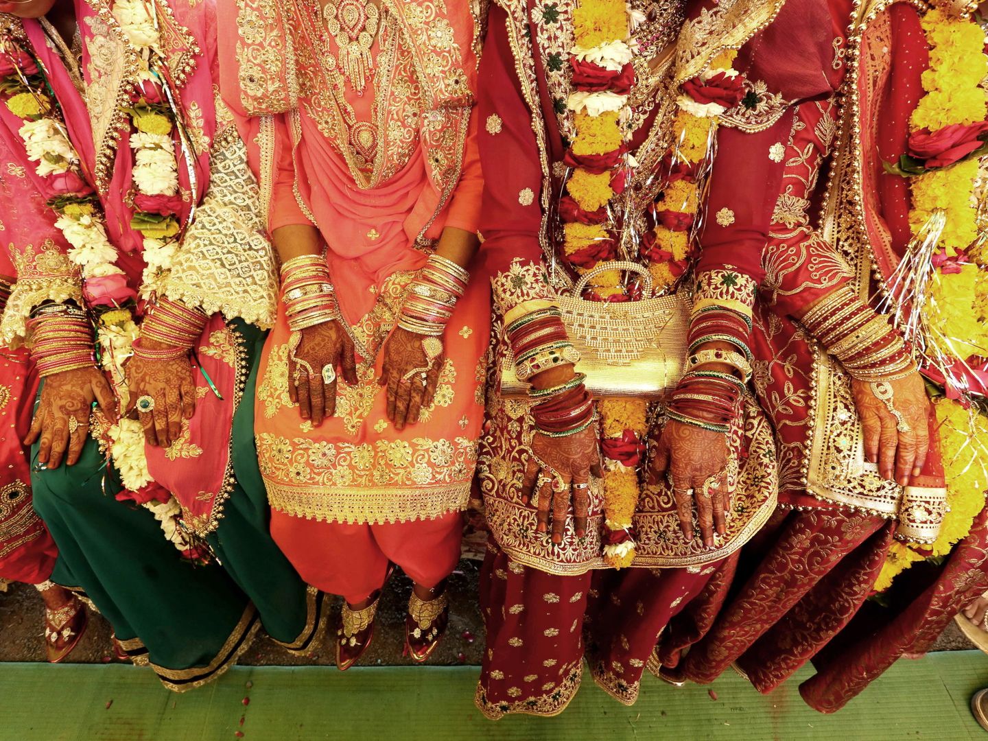 Novias en la India con los ornamentos clásicos. (Reuters)