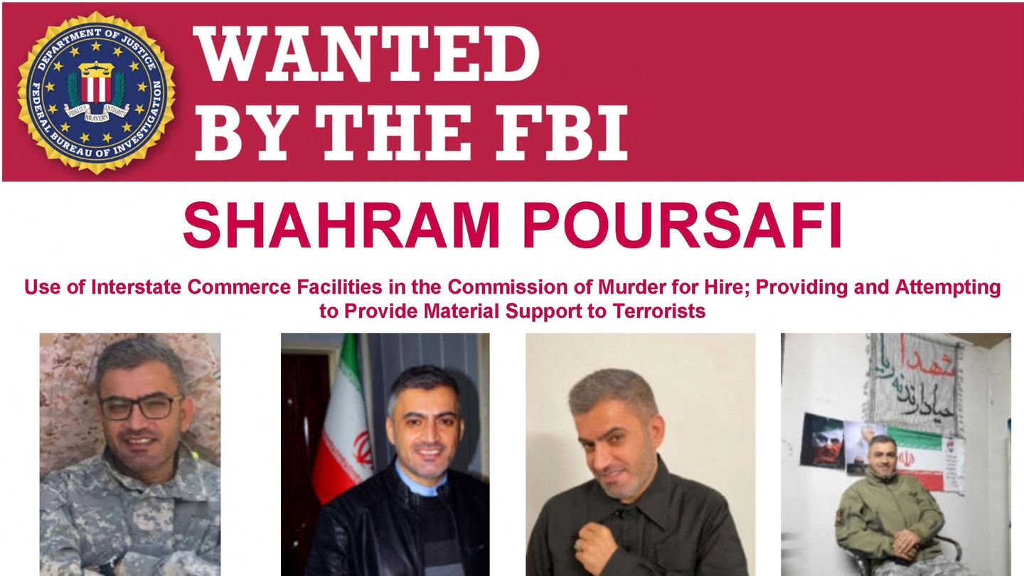Un cartel del FBI muestra imágenes de Shahram Poursafi, acusado de planear el asesinato de John Bolton. (REUTERS)