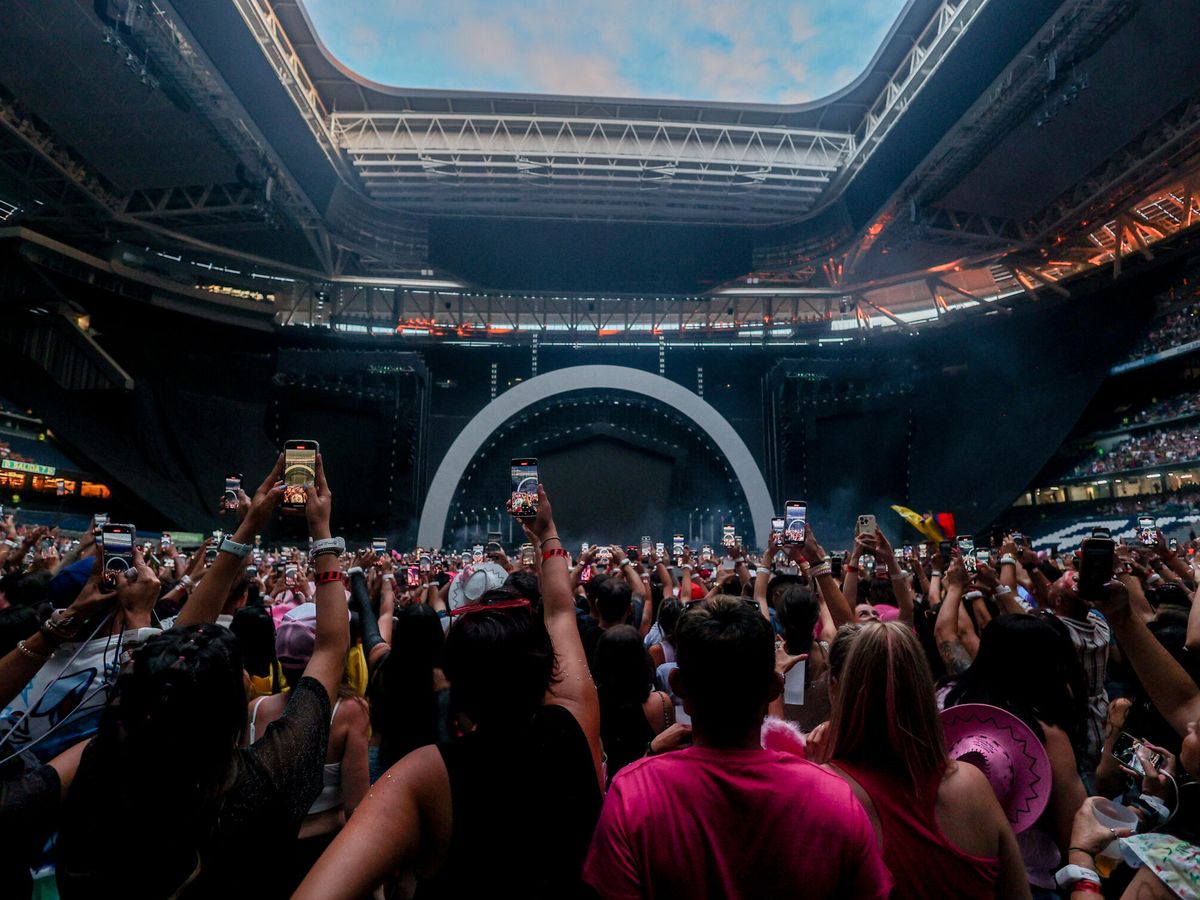 Foto: La viral reacción de unas chicas al ver la aparición d en el concierto de Karol G: más de 8.000 'me gustas' subiendo | Europa 