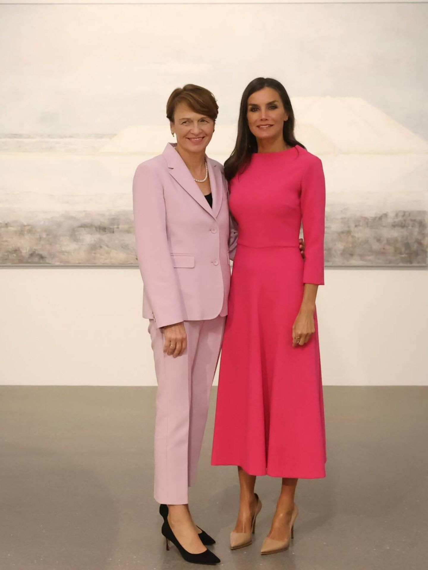 Letizia y la primera dama de Alemania, en la exposición 'Escribir todos sus nombres’. (Casa Real)