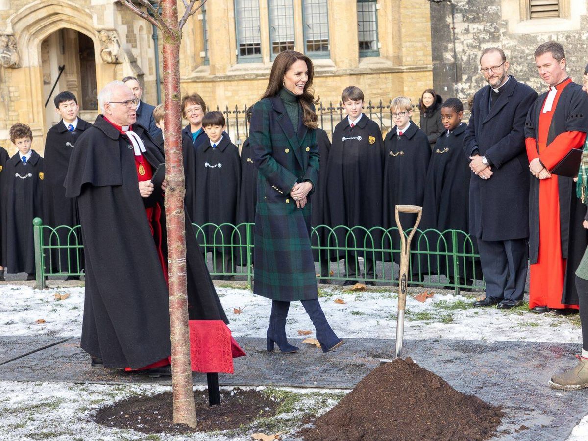 Foto: Kate Middleton, plantando el árbol en homenaje a la reina Isabel. (Abadía de Westmister)