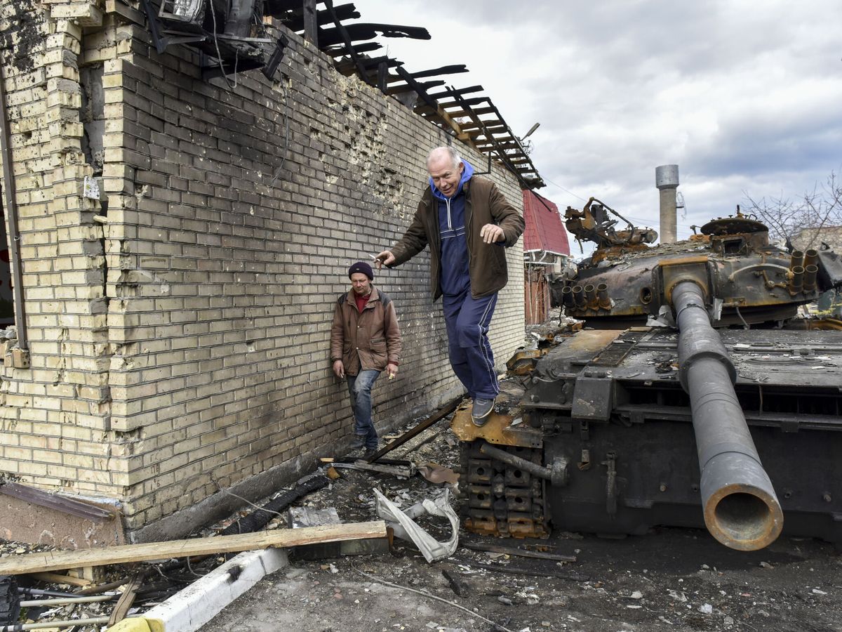 Foto: Vecinos de Kiev exploran un tanque ruso destruido en Hostomel. (EFE / Oleg Petrasyuk)