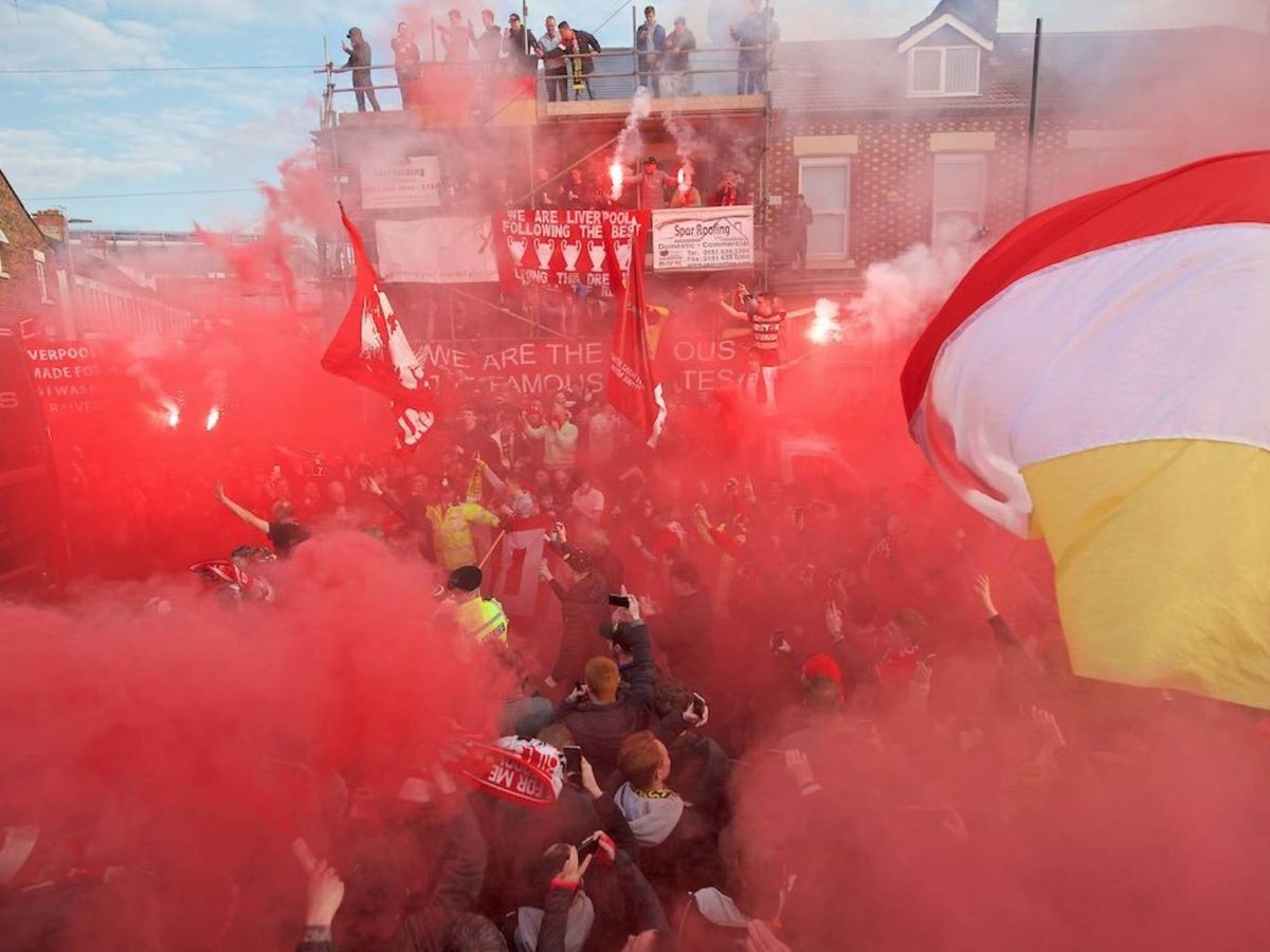 Foto: Aficionados del Liverpool en las inmediaciones de Anfield