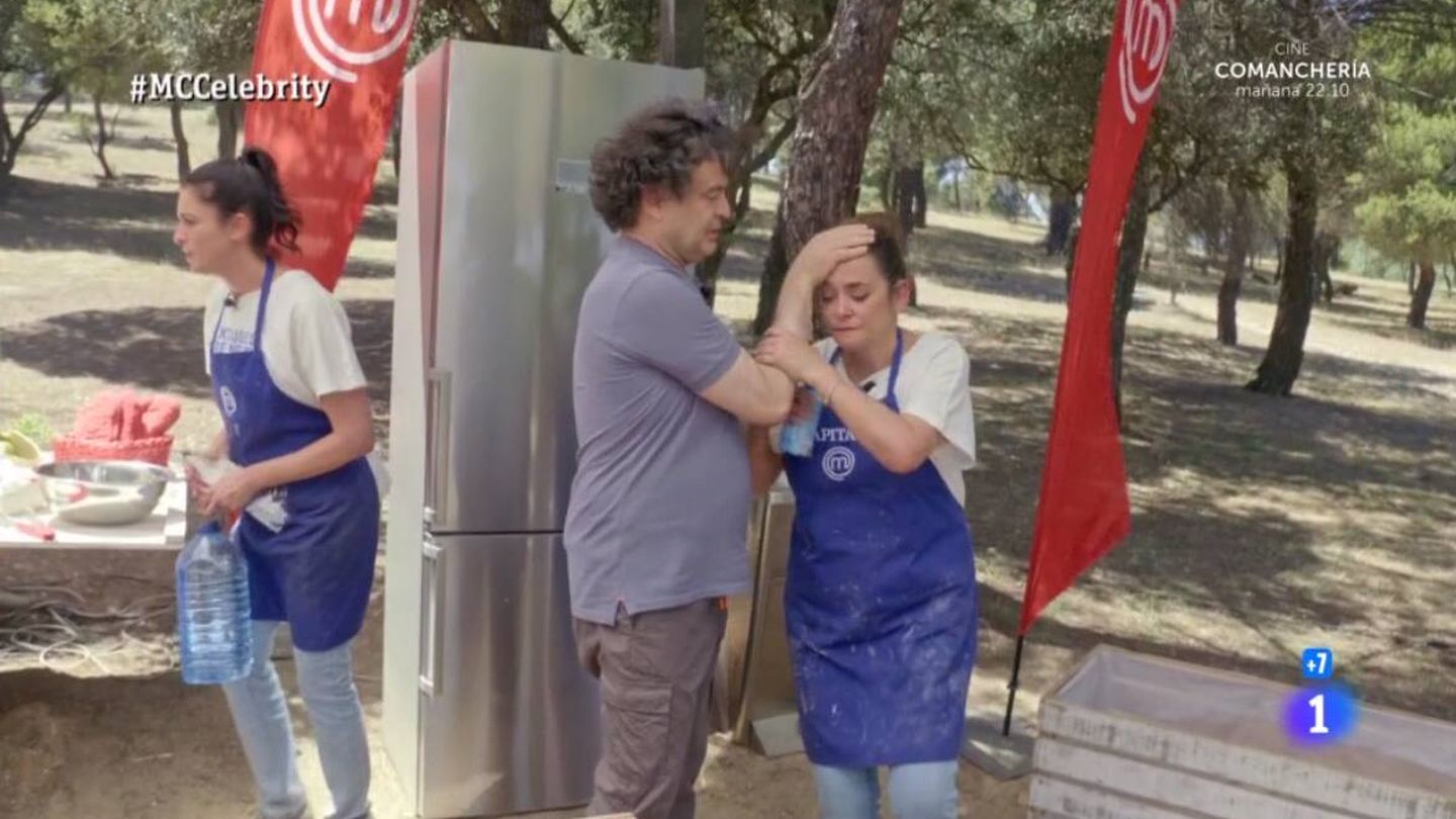 Pepe Rodríguez sujetando a Toñi Moreno en 'MasterChef Celebrity'. (RTVE)
