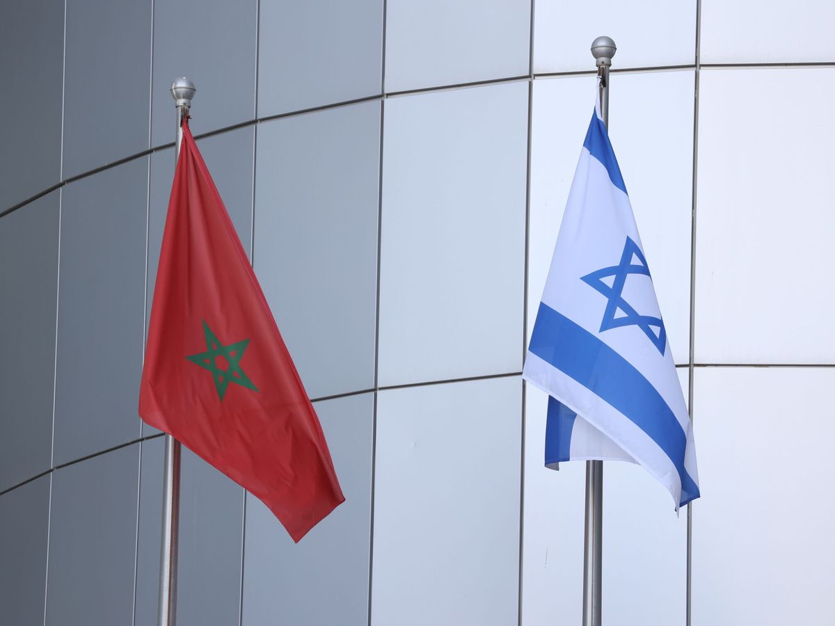 Foto: Banderas marroquíes e israelíes ondean durante una ceremonia de bienvenida al inspector general de las Fuerzas Armadas Reales de Marruecos. (EFE/Aabir Sultan)