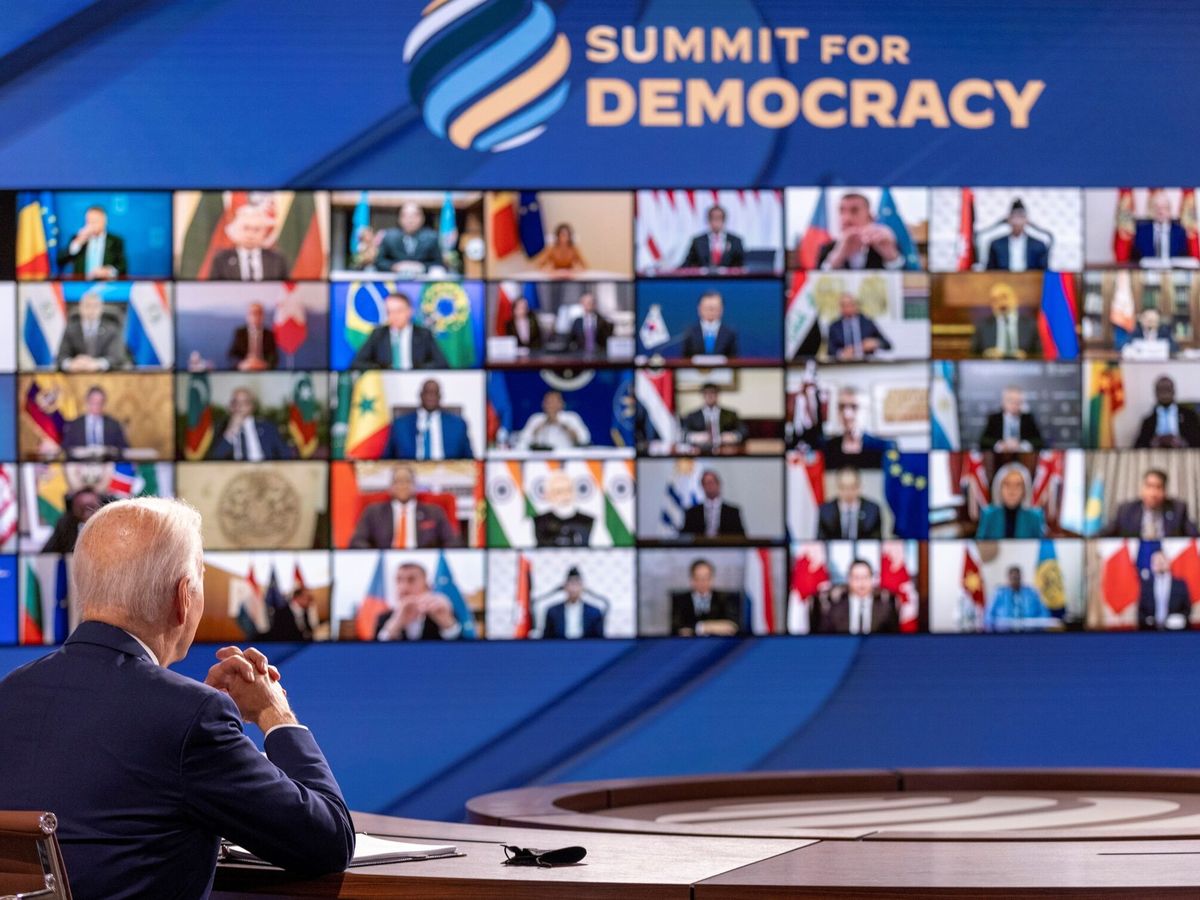 Foto: Biden habla ante el panel de invitados de la Conferencia para la Democracia. (EFE/Tasos Katopodis)